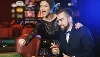 كيف يراهن الرجال والنساء بشكل مختلف في الكازينو اون لاين